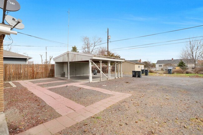 Photo - 1131/1133 W Ivy Ave Unidad 1131