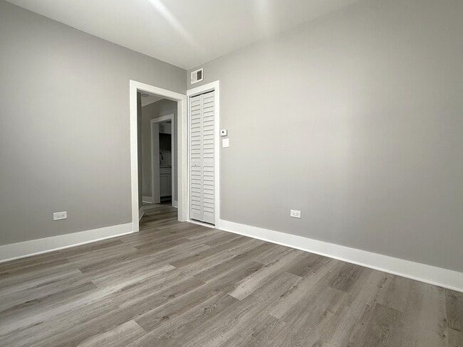 Photo - 3575 W Dickens Ave Unit 2R