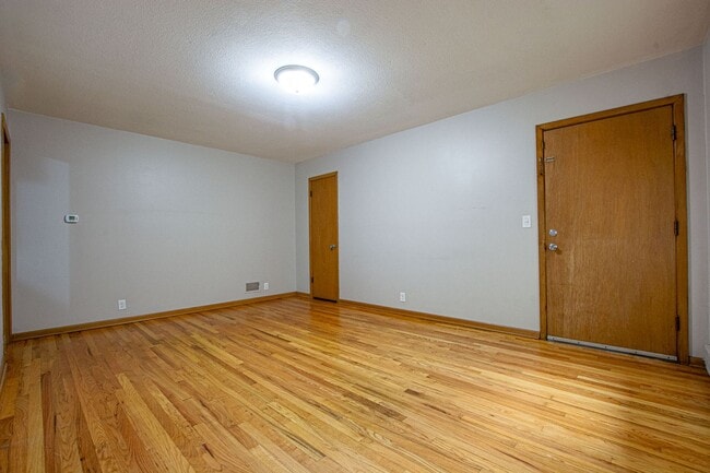 2 Bedroom / 1 Bath Duplex with Washer/Dryer - 2 Bedroom / 1 Bath Duplex with Washer/Dryer House