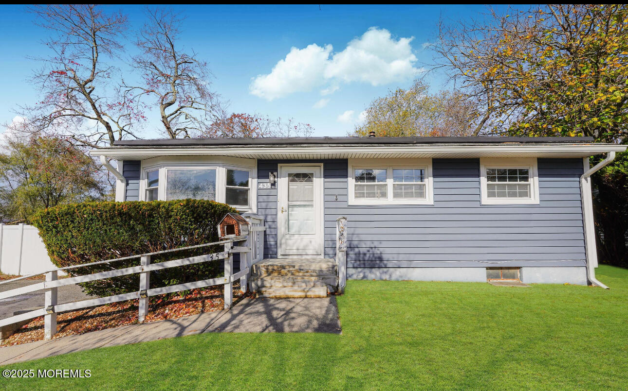 Photo - 435 Applegate Ave