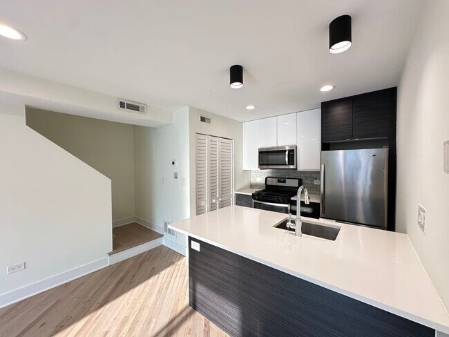 843 W Grace St Unit 102B