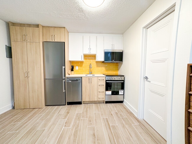 Building Photo - 160 Dowling Ave Unit Studio