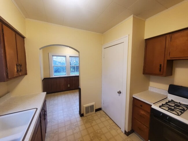 Building Photo - 2 Bedroom House