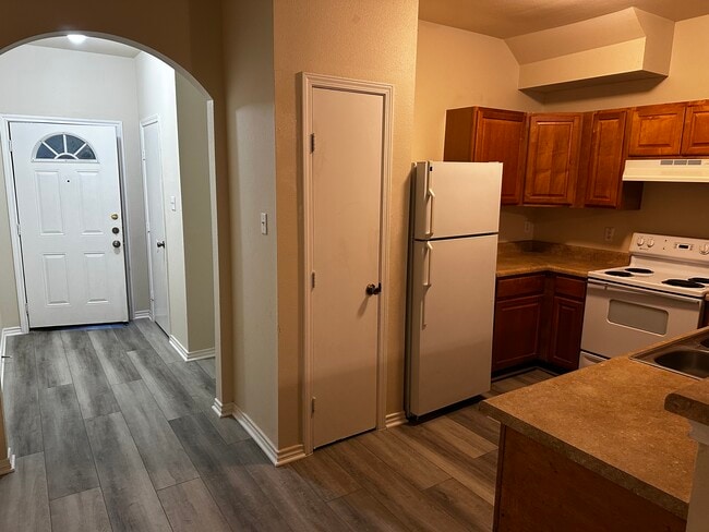 Building Photo - 7818 Kingsbury Wood Unit 3