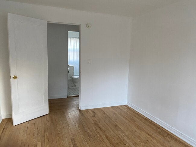 Building Photo - 5 Clarmore Dr Unit #2A