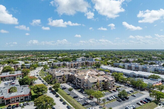 Building Photo - 10500 SW 108th Ave Unit B113