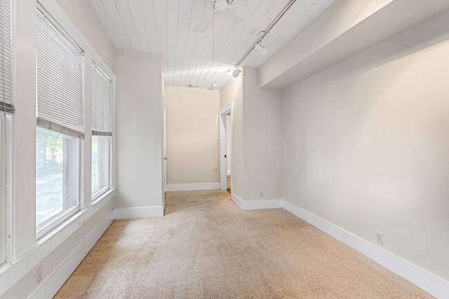 Photo - 4 Bedroom, 3 Bath in North Campus / Hyde Park