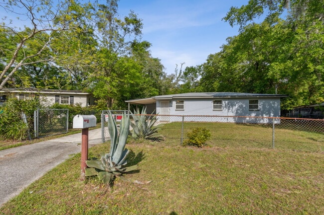 Photo - 2304 Miss Muffet Ln W