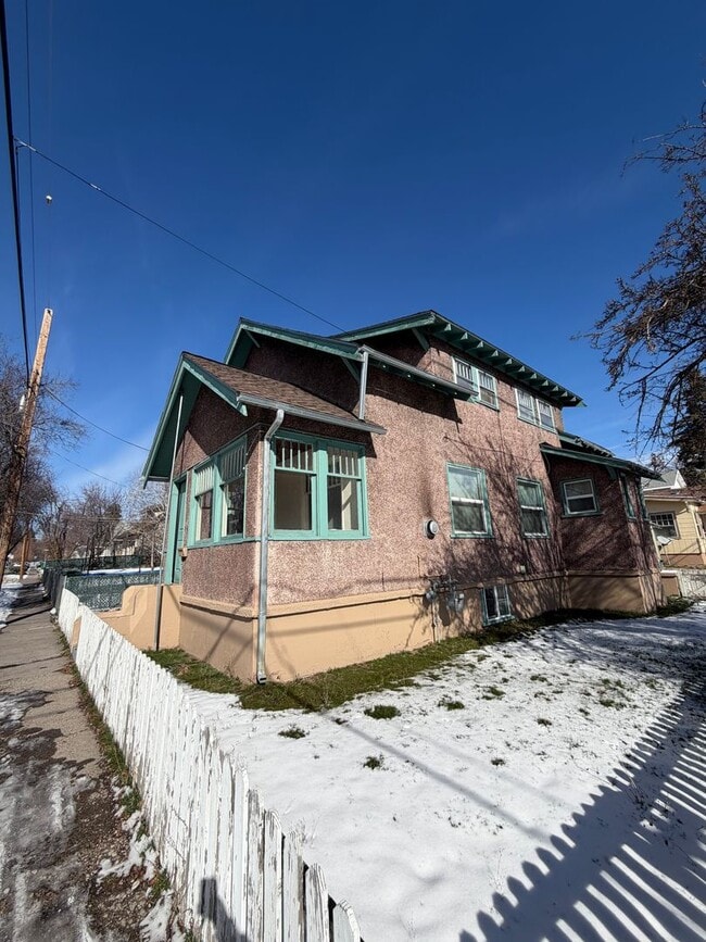 Building Photo - Large 3 bed 2 bath located close to downtown