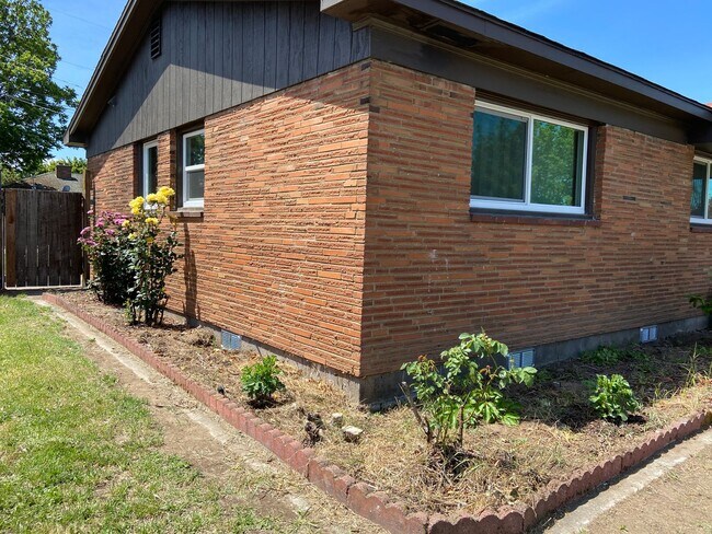 Photo - Beautiful 4 bedroom home!