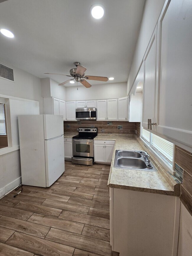 Photo - 821 W 39th St