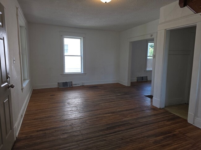Photo - 305 E Bowman St