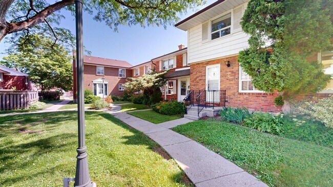 Building Photo - NEWLY RENOVATED 3BD IN HYDE PARK Unit 5