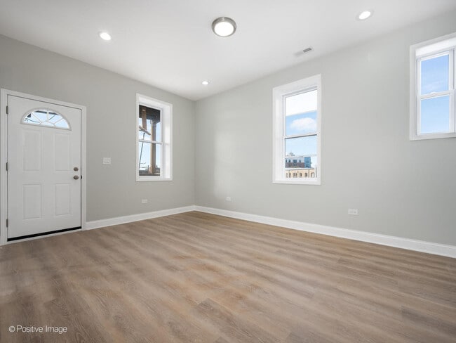 Photo - 2650 N Sawyer Ave