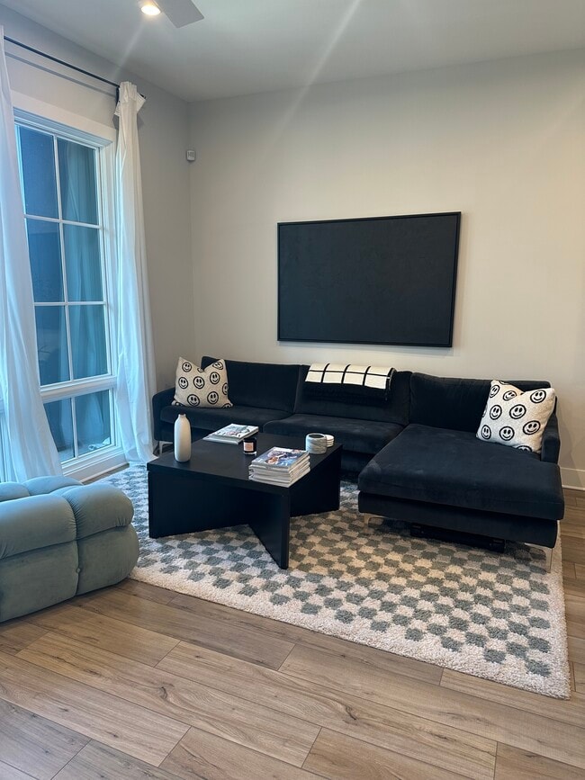 Photo - 1296 Longreen Ter NW Unit #7