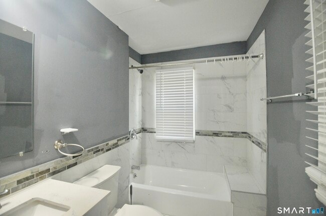 Photo - 807 Brewster St