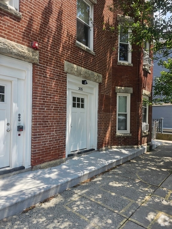 Building Photo - 305 Medford St Unit 1 Rental