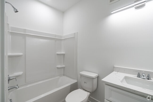 2BR, 2BA - 1,029SF - The Avalon - Bathroom - The Enclave