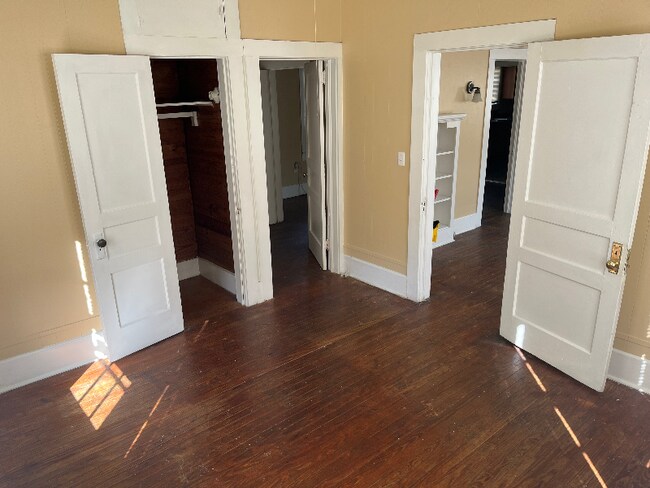 Photo - 210 Hacker St