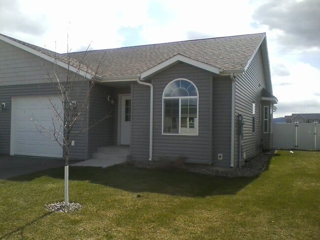 Building Photo - Like New Duplex Rental