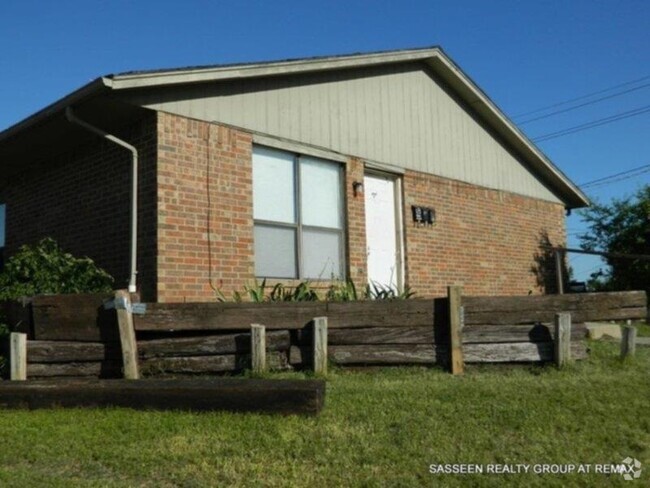 Building Photo - 1003 NW 50th St Unit B Rental