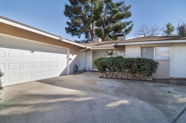Building Photo - Victorville Green Tree Home- Refurbished 4 Bedrooms, 2 Bathrooms, New Paint,
