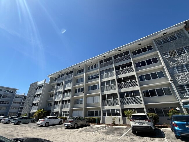 Building Photo - 330 SE 2nd St Unit 303h