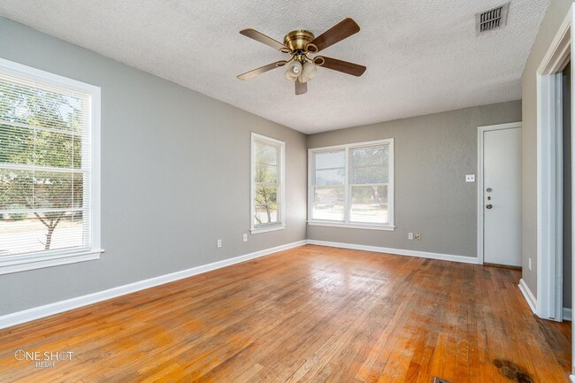 Photo - 1002 S San Jose Dr