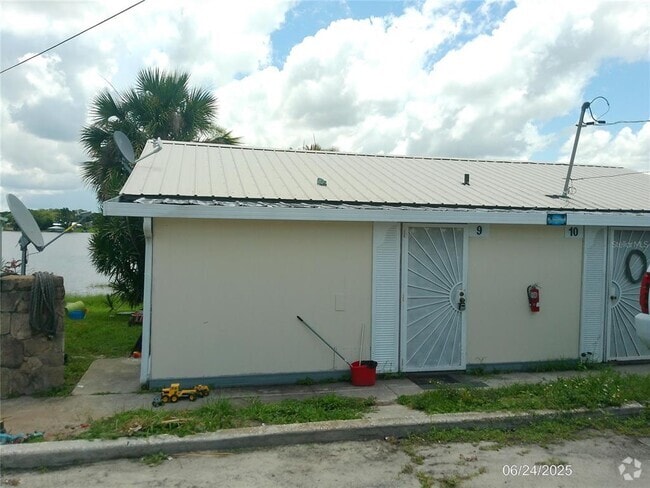 Building Photo - 1111 Cypress Gardens Blvd Unit 9 Rental