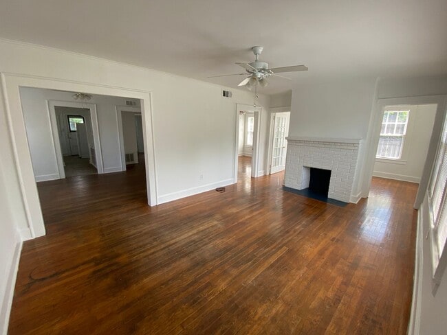 Building Photo - 702 Maupas Ave Unit Lower