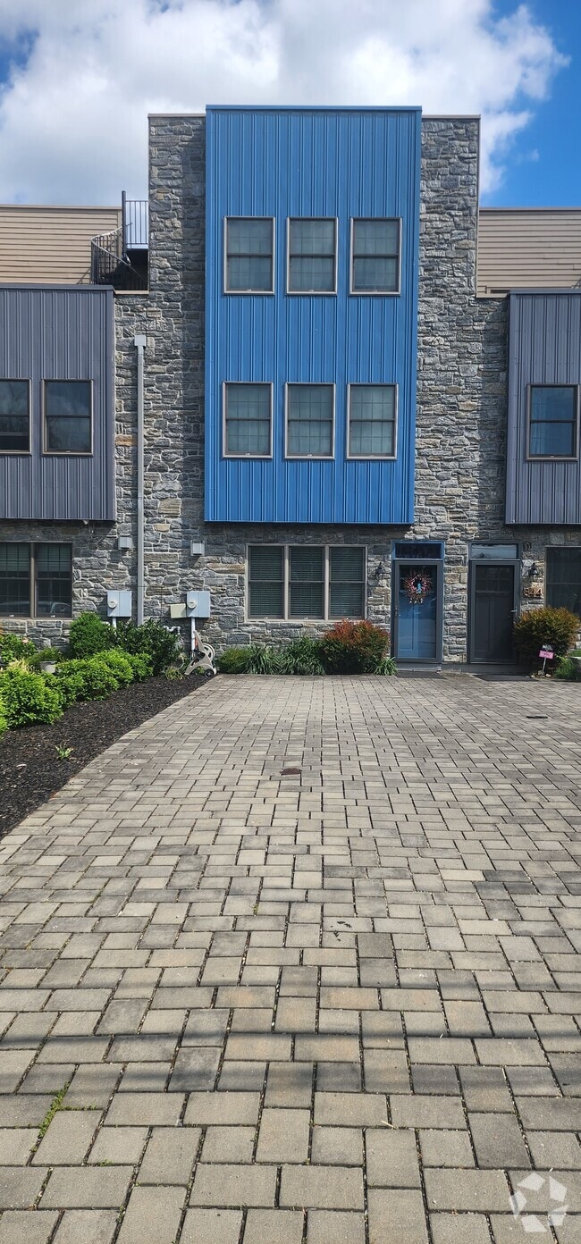 Welcome Home - 846 Northwestern Ave Rental