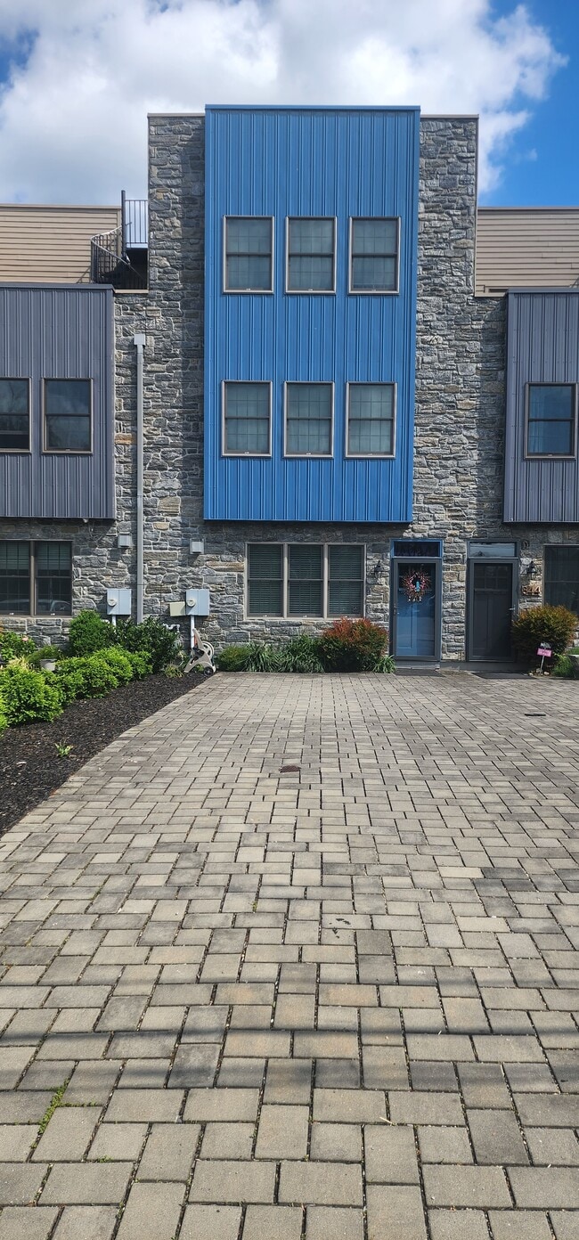 Welcome Home - 846 Northwestern Ave Townhome