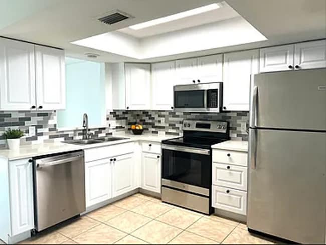 Building Photo - Spacious 2/1 duplex home in the Imperial Shores neighborhood