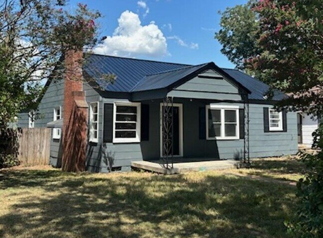 BELOW MARKET RENT! - BELOW MARKET RENT! House