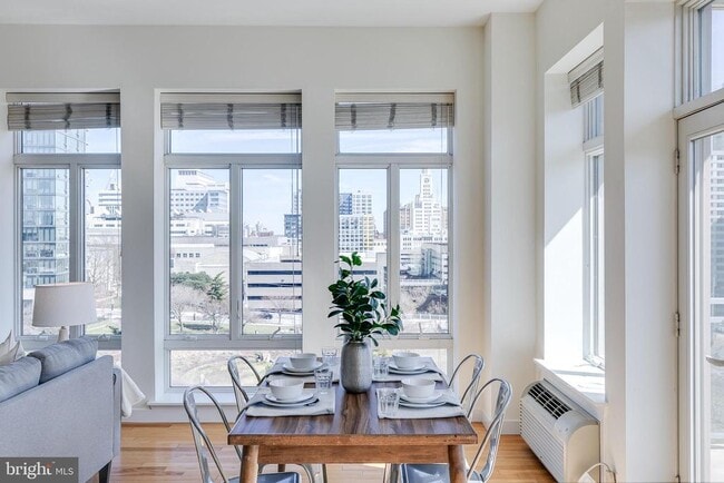 Building Photo - 1900 Hamilton St Unit 403