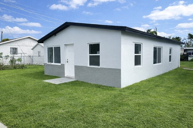Building Photo - 1405 NW 5th St Unit 2