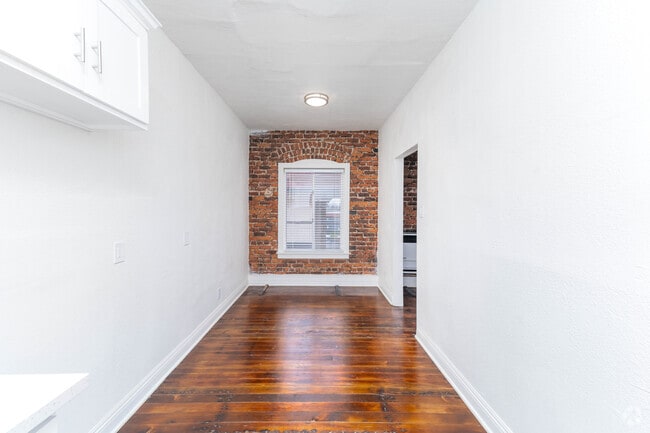 Studio, 1BA - 450SF