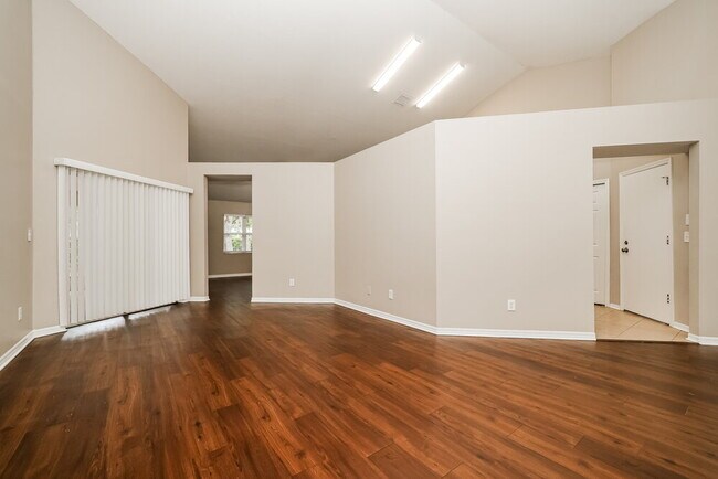 2212 Kenwick Dr