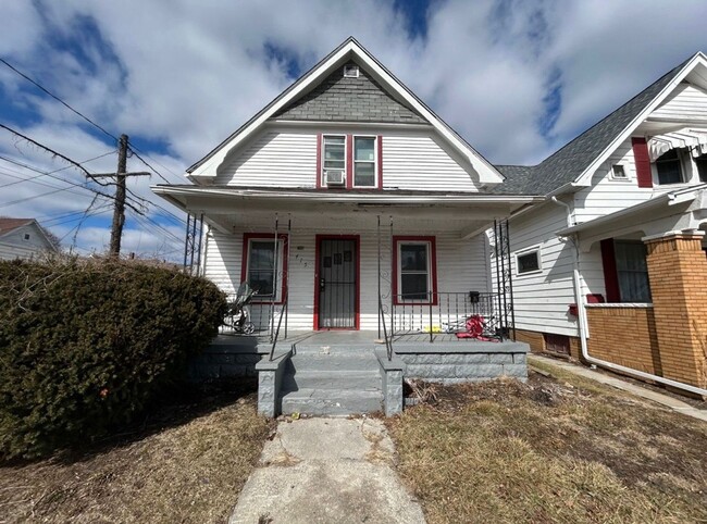 Building Photo - Spacious 3 Bedroom 1 Bath Located in East ... Rental