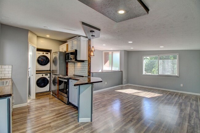 Photo - Remodeled 2 Bedroom in Lakewood! Great Loc...