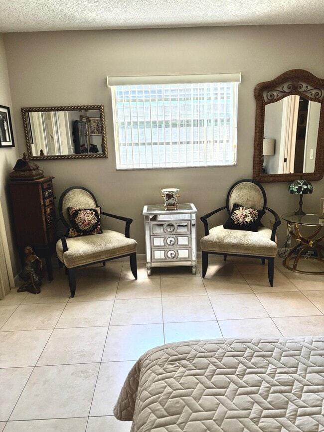 Photo - 591 Normandy Ln
