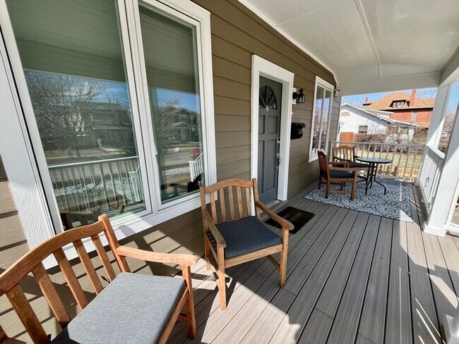 Photo - 3965 Yates St