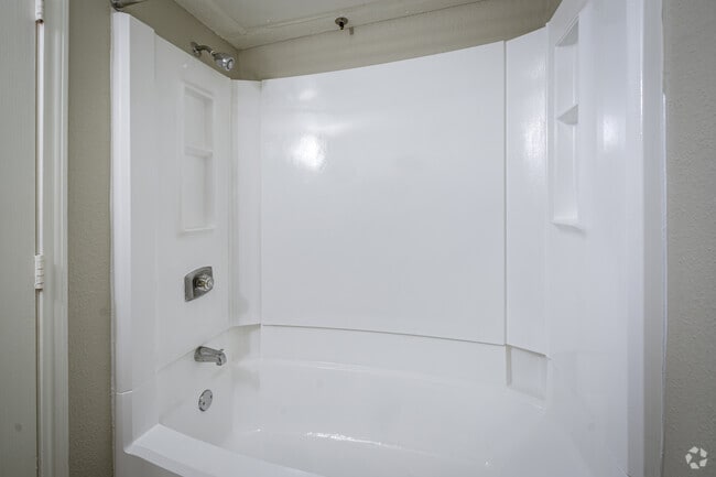 2HAB, 1BA - 870 ft² - Reserve at 63 Sixty Three