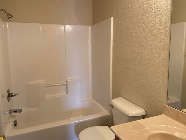 Photo - Life Just Got Better at Breckinridge Apartments! Unidad R206