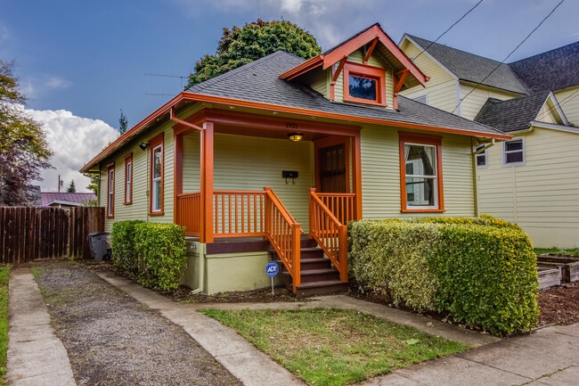 Photo - Updated and Fresh 3 Bedroom 2 Bath in Des...