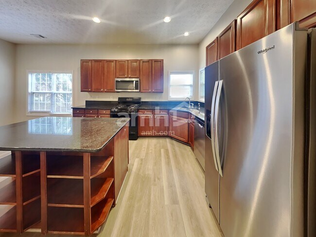 Photo - 985 Martin Field Dr