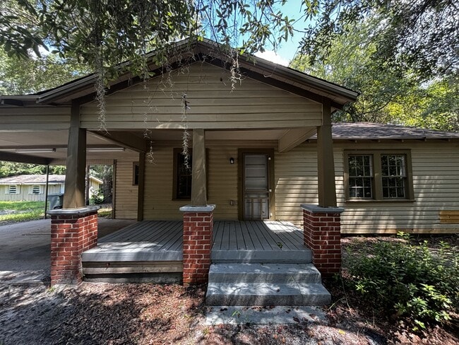 Photo - 704 N Main St