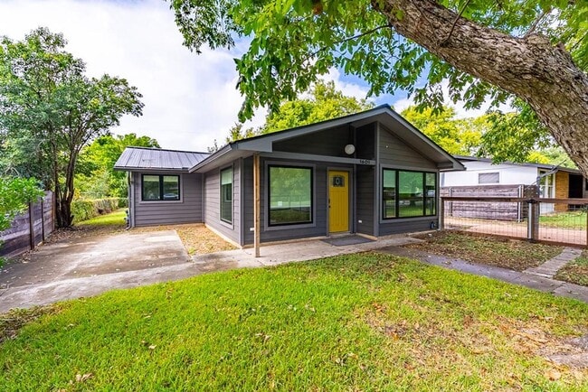 Building Photo - 1601 Cloverleaf Dr