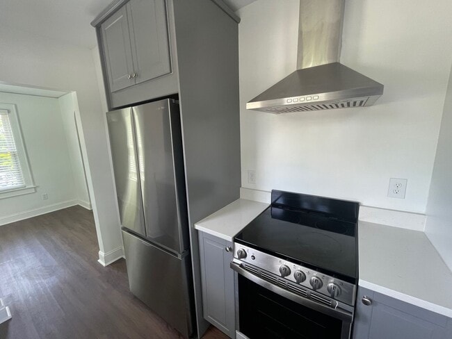 Photo - Earlewood Park - Convenient to Downtown and Interstates Unit 810 Florence