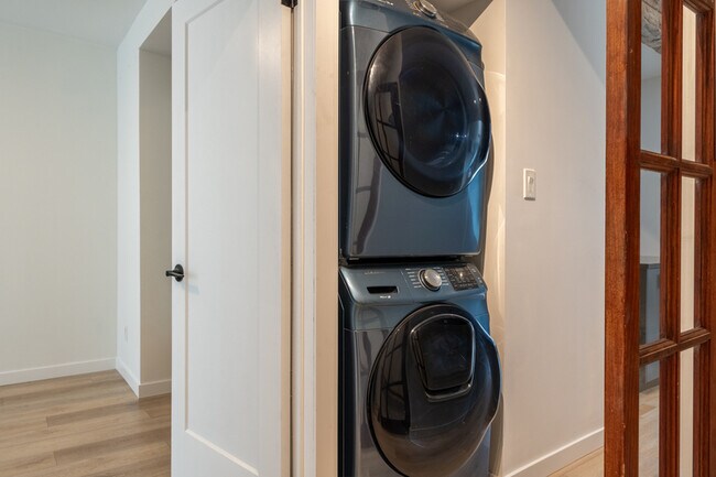 Photo - 41 Burlington St E Unit 1